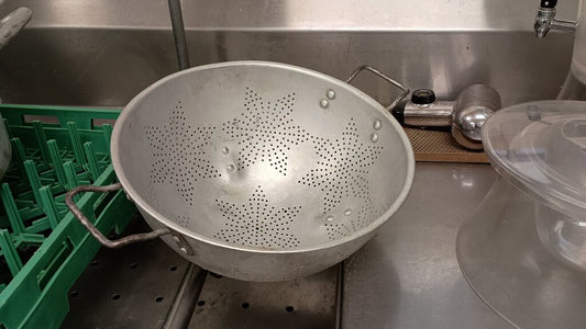 Star Pattern Metal Colander
