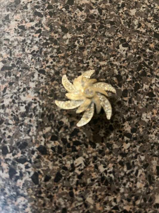 Elegant Gold Floral Brooch with Rhinestones